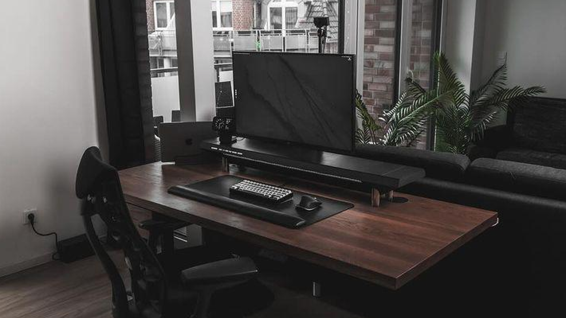 Hexcal desk setup, hexcal desk mat, hexcal studio, hexcal single monitor arm