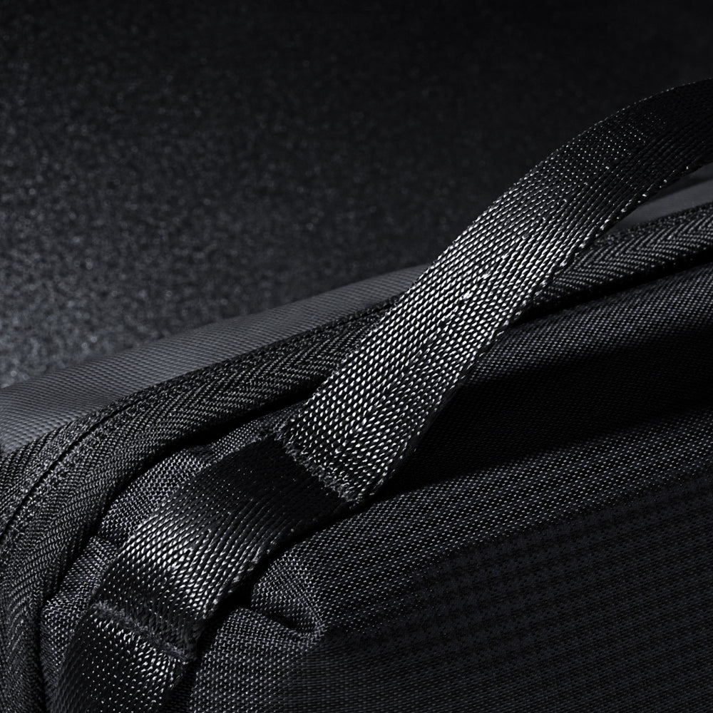 With exterior handles, the tech pouch is perfect for daily Commutes and travel.