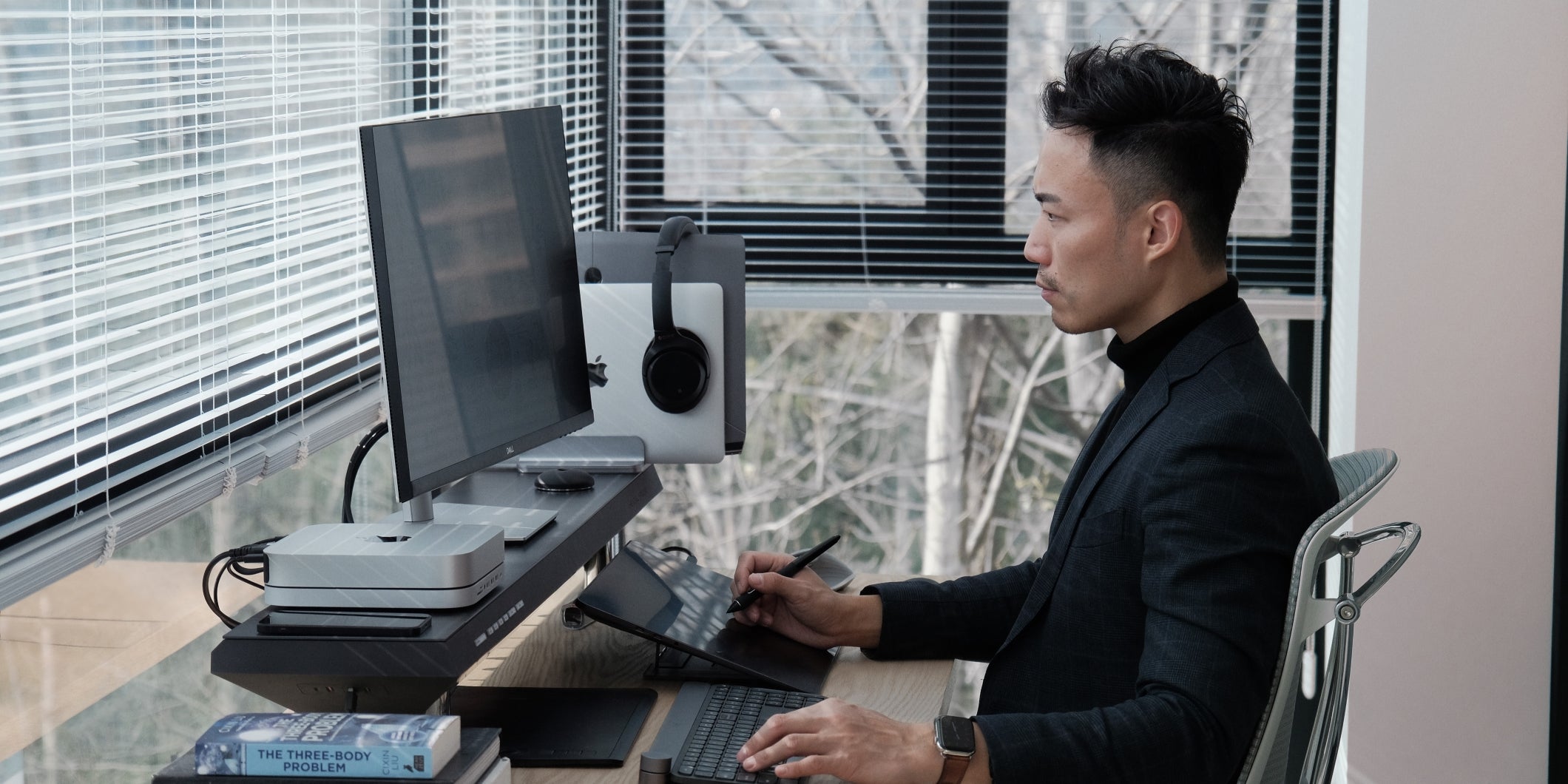 Phil is a visual facilitator and digital artist that uses Hexcal products to enhance his desk performance and productivity.